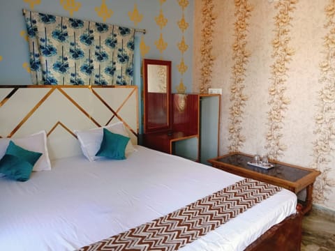 Deluxe Double Room, Sea View | Free WiFi, bed sheets