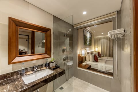 Standard Room | Bathroom | Rainfall showerhead, free toiletries, hair dryer, bathrobes