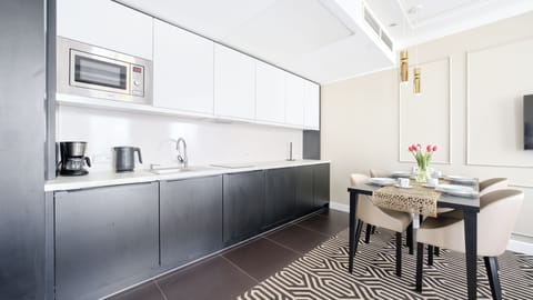 Apartament (E507) | Private kitchen | Fridge, microwave, stovetop, dishwasher