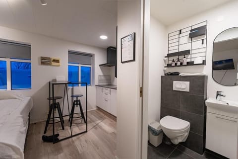 Classic Studio | Bathroom | Shower, free toiletries, hair dryer, towels