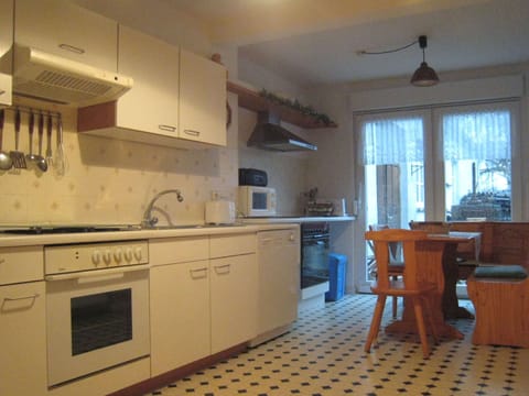 Classic House, 3 Bedrooms | Private kitchen | Fridge, microwave, oven, dishwasher