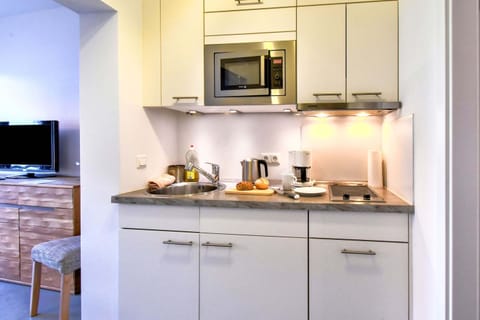 Comfort Apartment, 2 Bedrooms | Private kitchen | Fridge, microwave, oven, coffee/tea maker