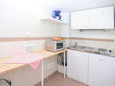 Classic Apartment, 1 Bedroom | Private kitchen | Oven, coffee/tea maker