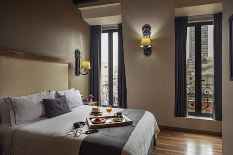 Deluxe Room, 1 King Bed, Balcony, City View | In-room dining