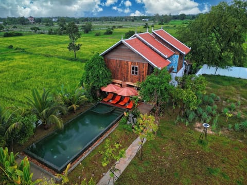 2 outdoor pools