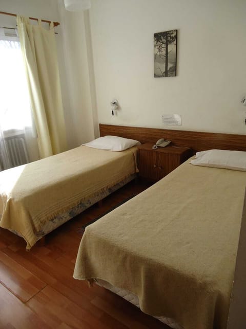 Classic Twin Room, 2 Twin Beds, Non Smoking | Bathroom | Shower, towels, soap, shampoo