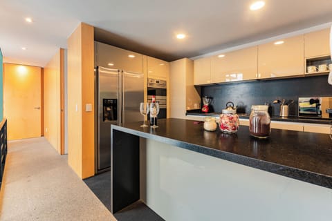 Apartment, 4 Bedrooms | Private kitchen