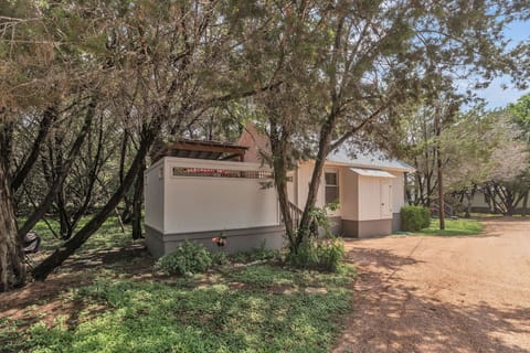 104_Scudder_Ln_Wimberley_TX_78676_USA-Exterior-IMG_3229