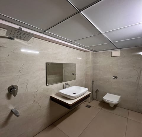 Single Room | Bathroom | Shower, rainfall showerhead, towels, soap