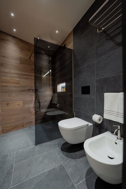 Deluxe Double or Twin Room, Balcony | Bathroom | Free toiletries, hair dryer, towels, soap