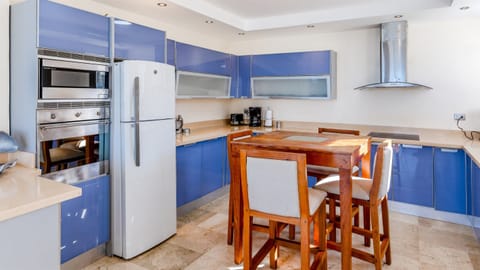 Ocean breeze meets modern convenience in this open-plan kitchen and dining area perfect for a quick breakfast or a relaxing dinner together after a day of sun, surf and of course kiting 
