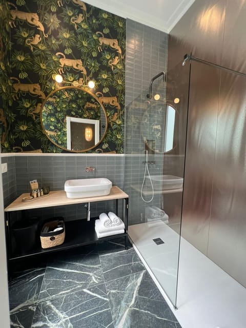 Deluxe Room | Bathroom | Shower, hair dryer, slippers, towels