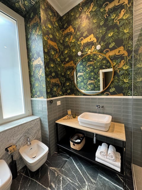 Deluxe Room | Bathroom | Shower, hair dryer, slippers, towels