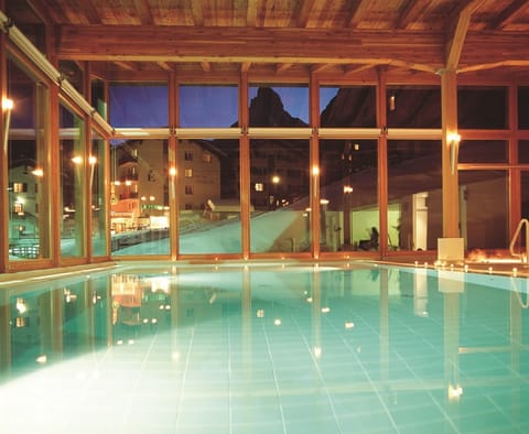 Indoor pool, sun loungers