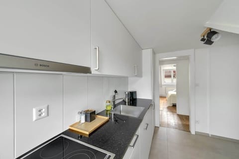 Neue, voll ausgestattete Küche mit Toaster, Wasserkocher und Kaffeemaschine