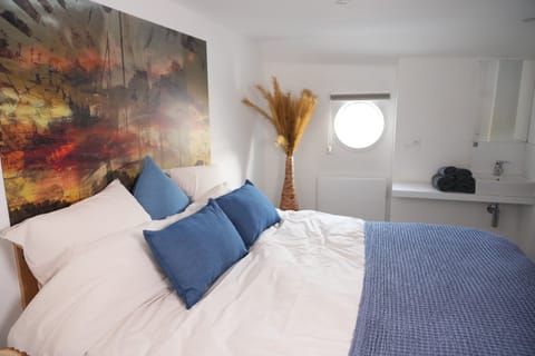 Blackout drapes, free WiFi, bed sheets