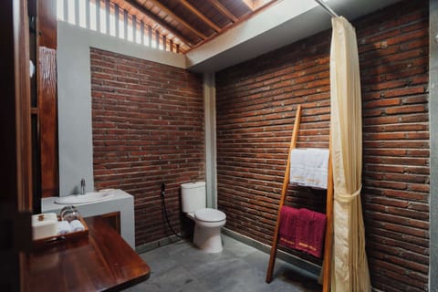 Deluxe Room, Garden View | Bathroom | Shower, free toiletries, towels, soap