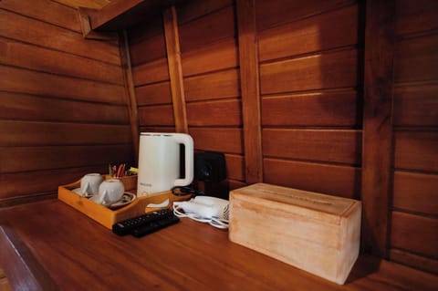 Deluxe Room, Garden View | Room amenity