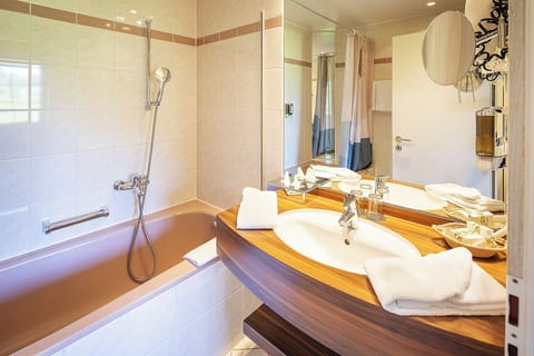 Junior Suite, Balcony, Mountain View | Bathroom | Combined shower/tub, deep soaking tub, free toiletries, hair dryer