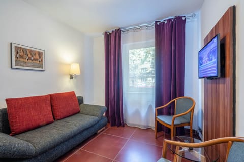 Triple Room | In-room safe, individually decorated, individually furnished, desk