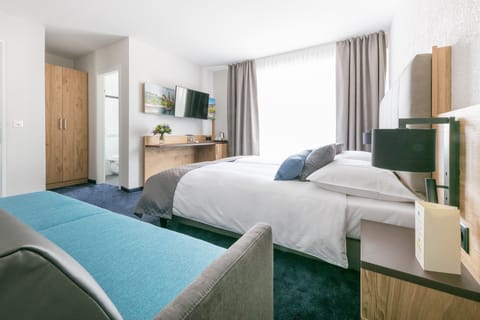 Deluxe Triple Room | In-room safe, individually furnished, desk, iron/ironing board