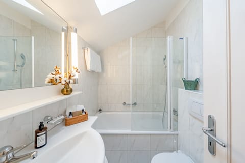 Triple Room | Bathroom | Combined shower/tub, hair dryer, bathrobes, slippers