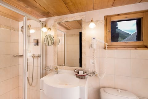 Traditional Cottage, Annex Building (Stadel - low ceiling 1,80m) | Bathroom | Shower, free toiletries, hair dryer, towels