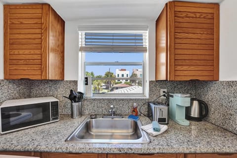 Premium Studio Suite, Pool View | Private kitchen