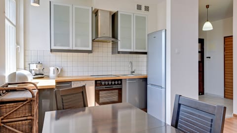 Comfort Apartment, 1 Bedroom, Balcony | Private kitchenette | Stovetop, electric kettle, griddle, cookware/dishes/utensils