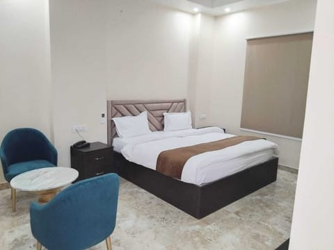 Executive Room | Iron/ironing board, free WiFi