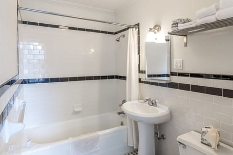 1937 King Bed | Bathroom | Combined shower/tub, free toiletries, hair dryer, towels