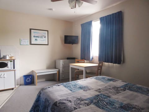 Double Room, Kitchenette | Free WiFi, bed sheets