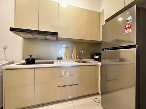 Apartment, 3 Bedrooms | Private kitchen | Fridge, stovetop, cookware/dishes/utensils, freezer