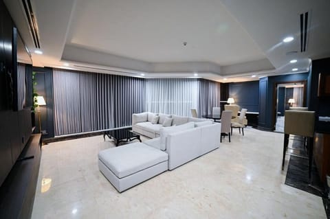 Smart TV, fireplace, heated floors, offices