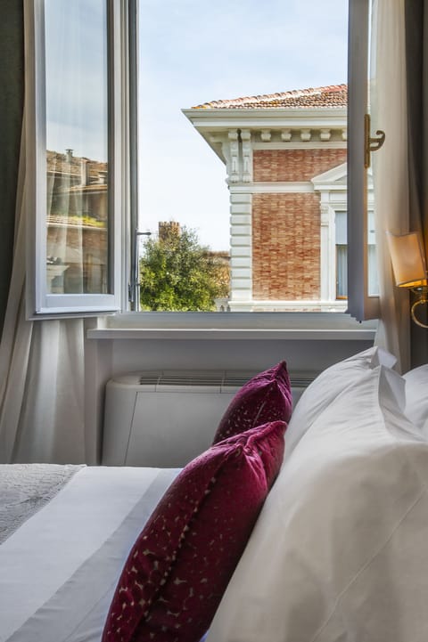 Minibar, in-room safe, free WiFi, bed sheets