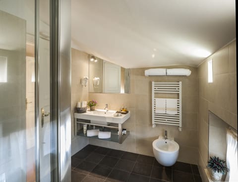 Junior Suite | Bathroom | Shower, rainfall showerhead, free toiletries, hair dryer