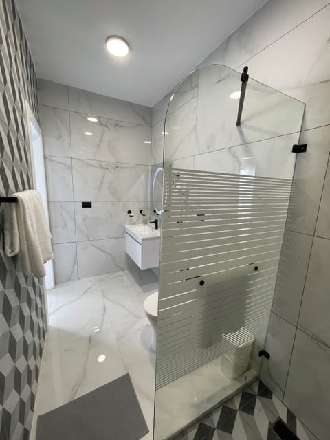 Premium Queen with Jacuzzi | Bathroom | Shower, rainfall showerhead, hair dryer, towels