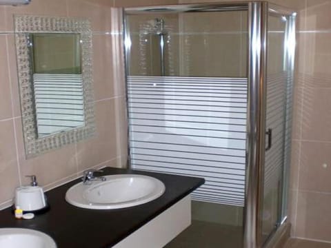 Double Room | Bathroom | Shower, free toiletries, towels