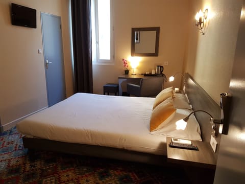 Standard Double Room | In-room safe, desk, blackout drapes, iron/ironing board