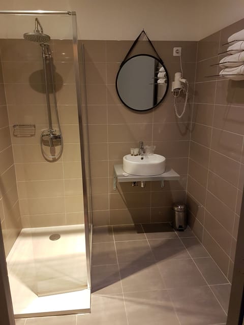 Combined shower/tub, free toiletries, hair dryer, bidet