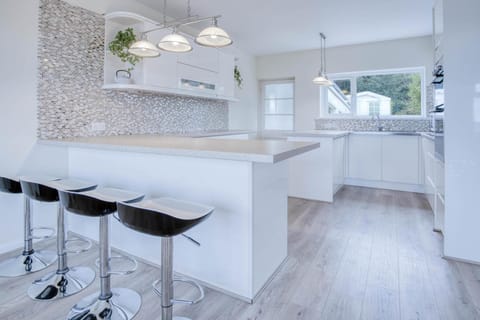 Longview - 4 Bedroom Holiday Home - Pembroke Dock (23972)