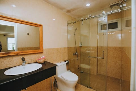 Deluxe Quadruple Room, City View | Bathroom | Shower, free toiletries, hair dryer, towels