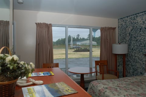 Standard Room, 2 Double Beds, Non Smoking, Mountain View | Premium bedding, pillowtop beds, desk, blackout drapes