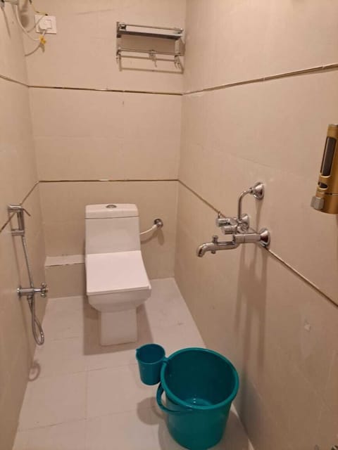 Classic Double Room | Bathroom | Soap, shampoo, toilet paper