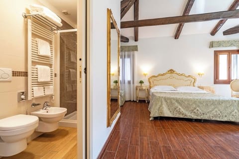 Luxury Apartment, Kitchenette, Canal View | Bathroom | Shower, slippers, towels, soap