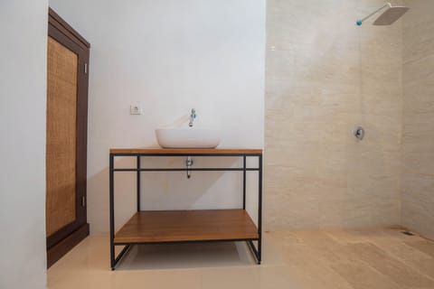 Executive Villa | Bathroom | Separate tub and shower, free toiletries, towels, soap