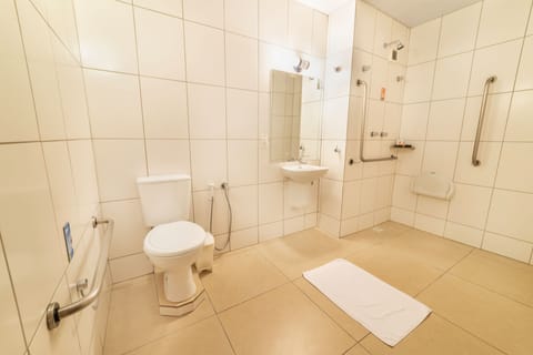 Standard Room, 1 Double Bed | Bathroom | Shower, free toiletries, towels