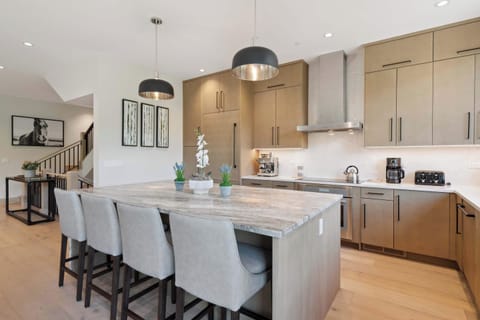 1720196472591-1673-9