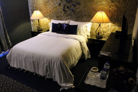 Deluxe Double Room, Ensuite, Garden View | Down comforters, blackout drapes, free WiFi, bed sheets
