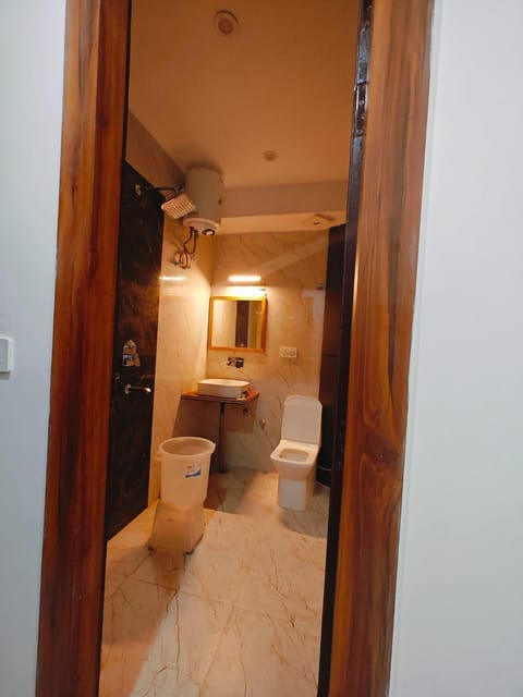 Superior Room | Bathroom | Towels, soap, shampoo, toilet paper